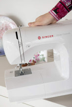 Load image into Gallery viewer, Haute Couture F527C Machine à coudre électronique Professionnelle,80 points,utilitaires,élastiques,décoratifs,Facile pour Débutants Electrique Portable,Maison